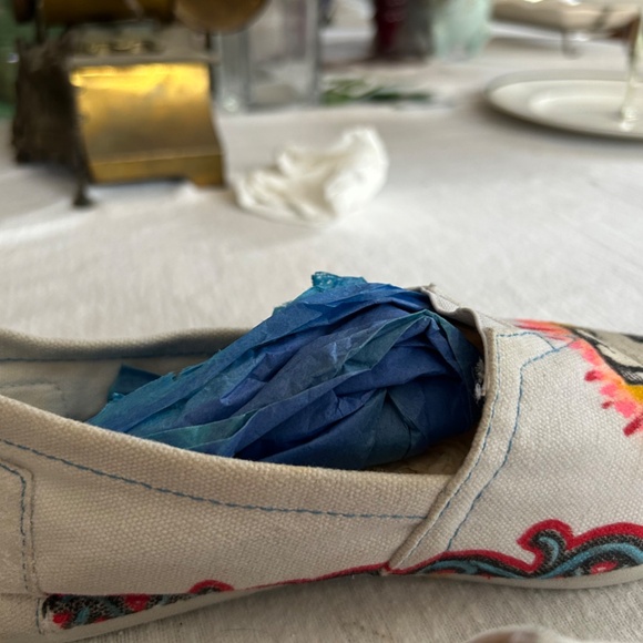 TOMS SHOES - Picture 6 of 8